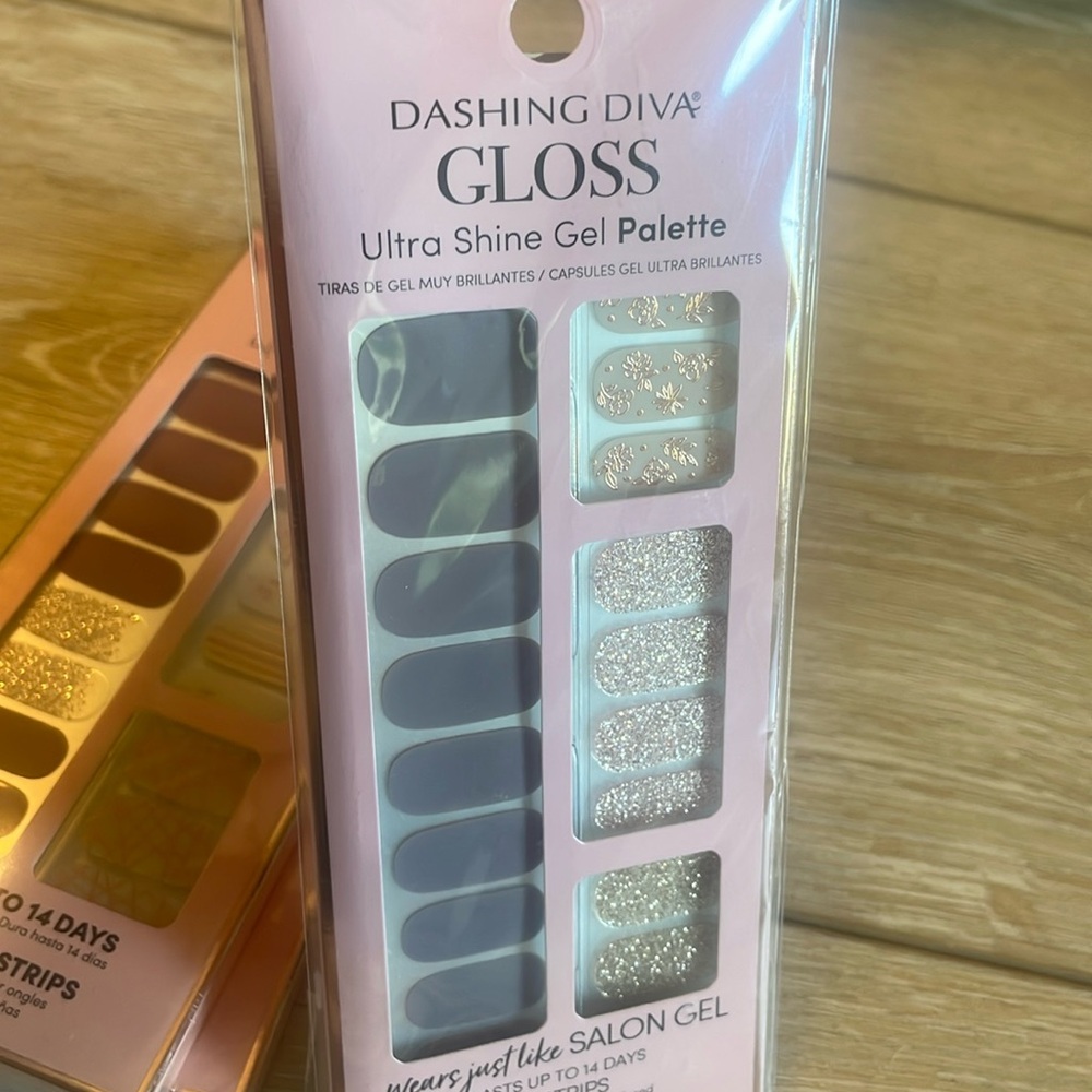 New Dashing diva gloss gel palette in lavender dreams. 34 nail strips